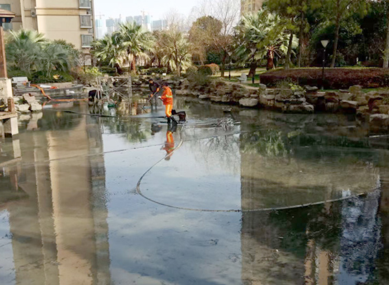 前进景观池淤泥清理