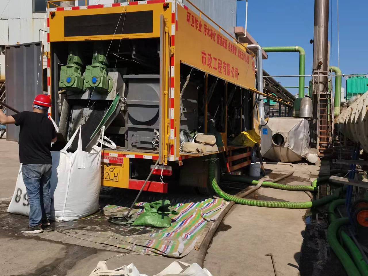 前进淤泥压干处理