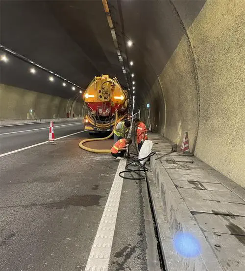 前进隧道排水渠清淤